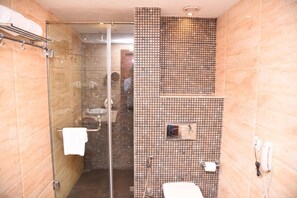 Regadera, regadera tipo lluvia, amenidades de baño de diseñador