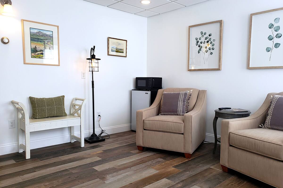 Queen Suite, Pet Friendly | 書桌、遮光布/窗簾、隔音、免費無線上網