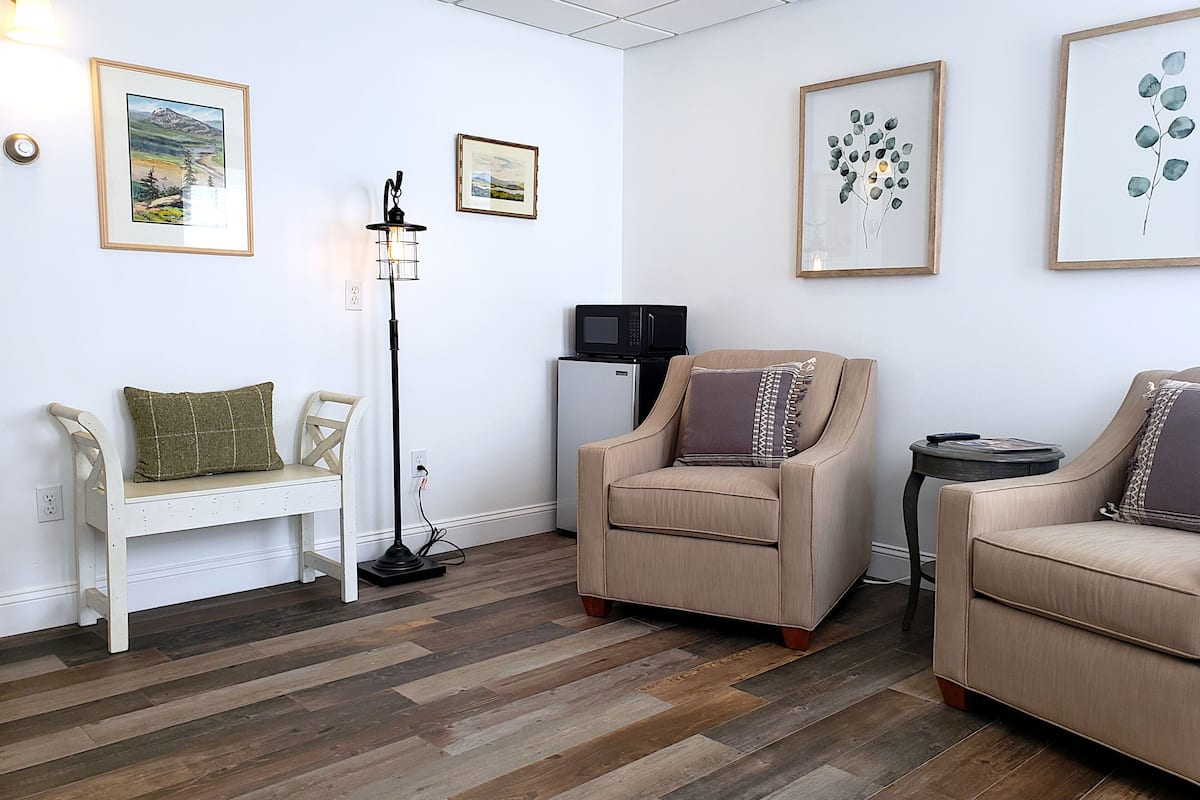 queen suite | 1 bedroom, desk, blackout curtains, soundproofing