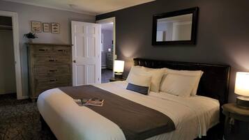 King & Queen Suite | Desk, blackout drapes, soundproofing, free WiFi
