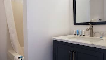 Combined shower/bathtub, free toiletries, hair dryer, towels