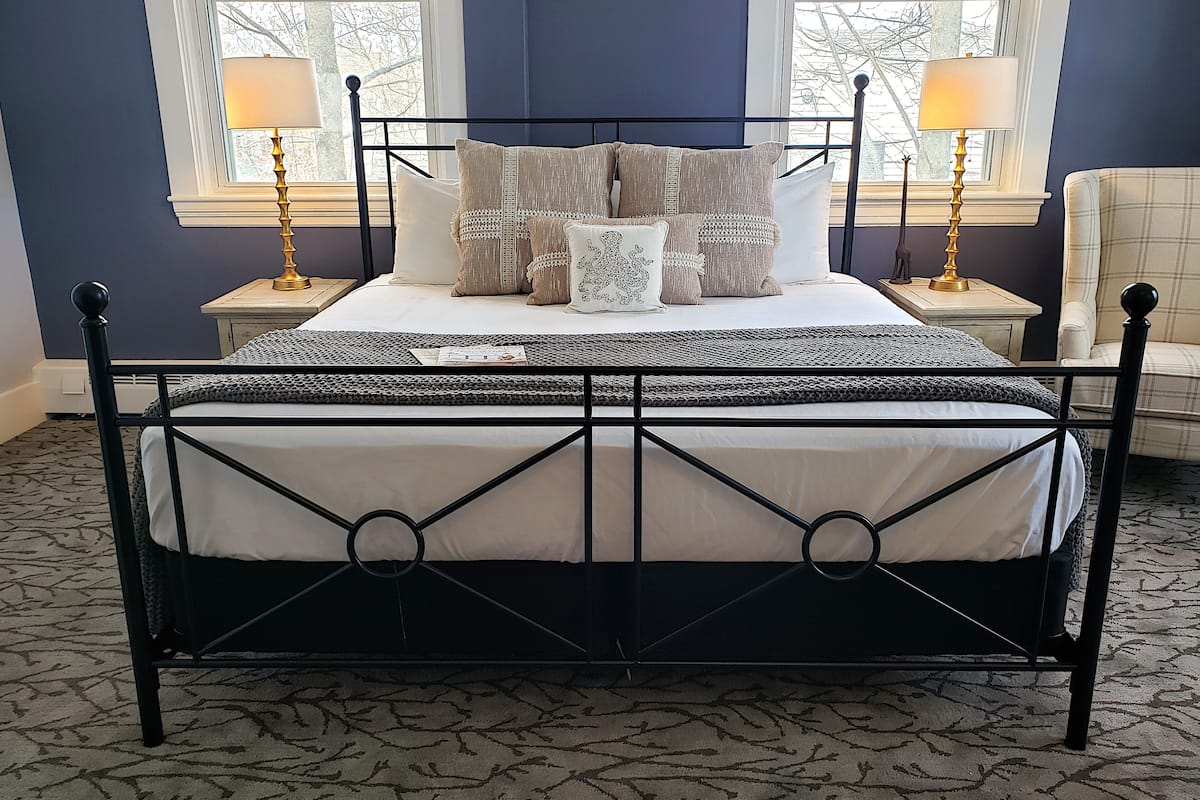 king room | 1 bedroom, desk, blackout curtains, soundproofing