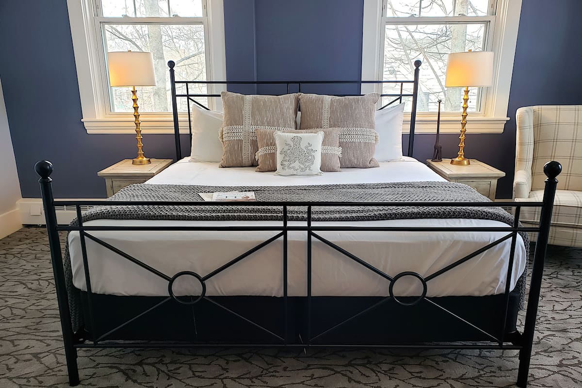 King Room | Desk, blackout drapes, soundproofing, free WiFi