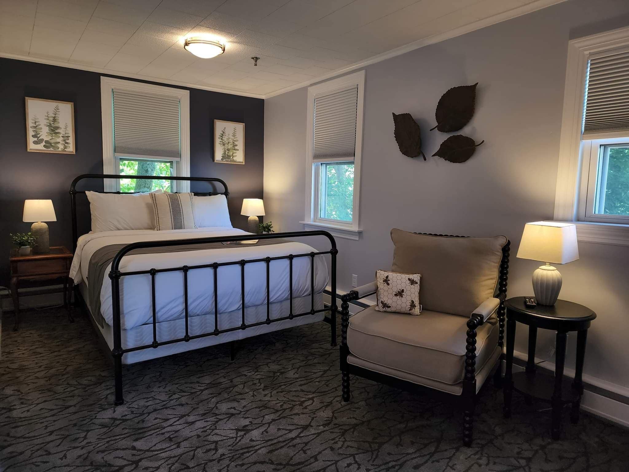 king & queen suite | living area | 43-inch tv with cable channels