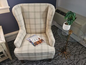 مكتب وستائر تعتيم وتجهيزات عازلة للصوت وواي فاي مجانًا