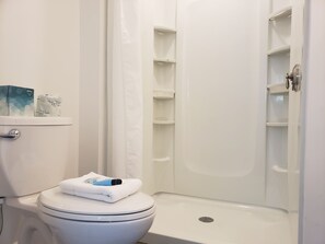 King Apartment | Baño | Tina con regadera, amenidades de baño gratuitas, secadora de cabello 