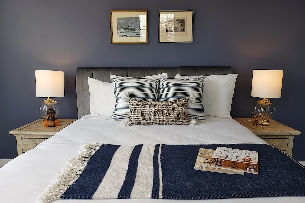 Queen Room | Desk, blackout drapes, soundproofing, free WiFi