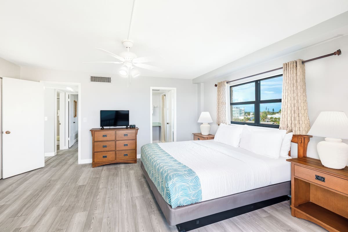 Gulf front 2 bedroom (AS-B) | 3 habitaciones, espacio para trabajar con laptop y cortinas blackout