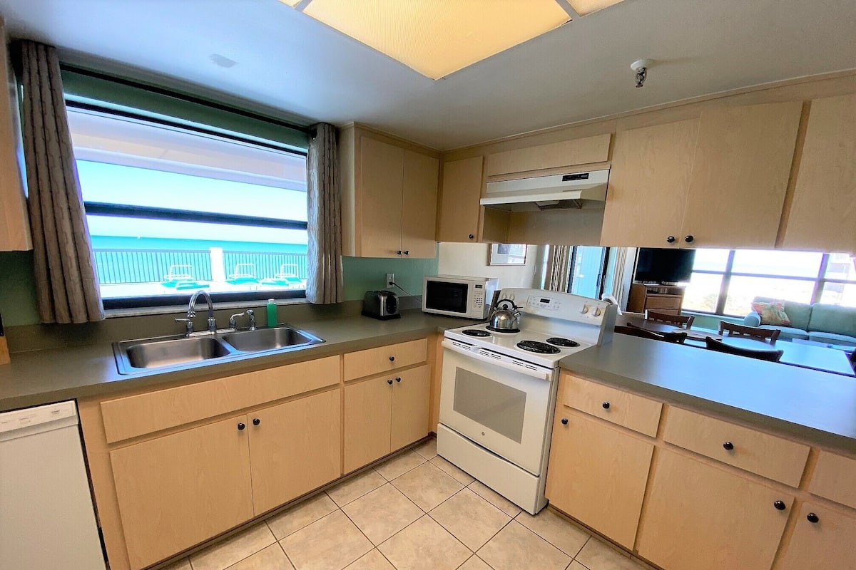 Full-sized fridge, microwave, oven, stovetop