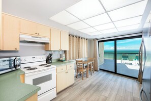 Penthouse 2 bedroom (AS-D) | Cocina privada | Refrigerador con congelador, microondas, horno y parrilla de estufa