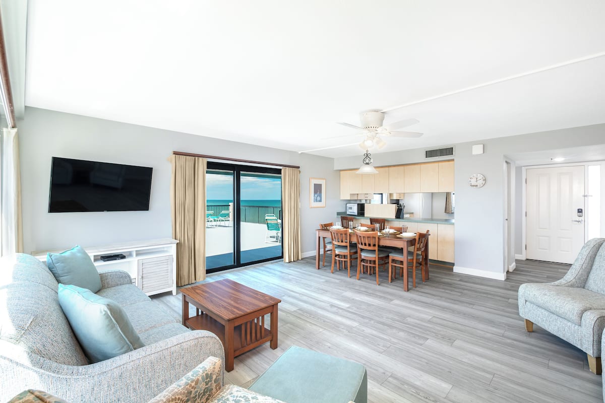 Large Balcony 2 bedroom (AS-C) | Khu phòng khách | TV màn hình phẳng 50-inch có truyền hình cáp, TV