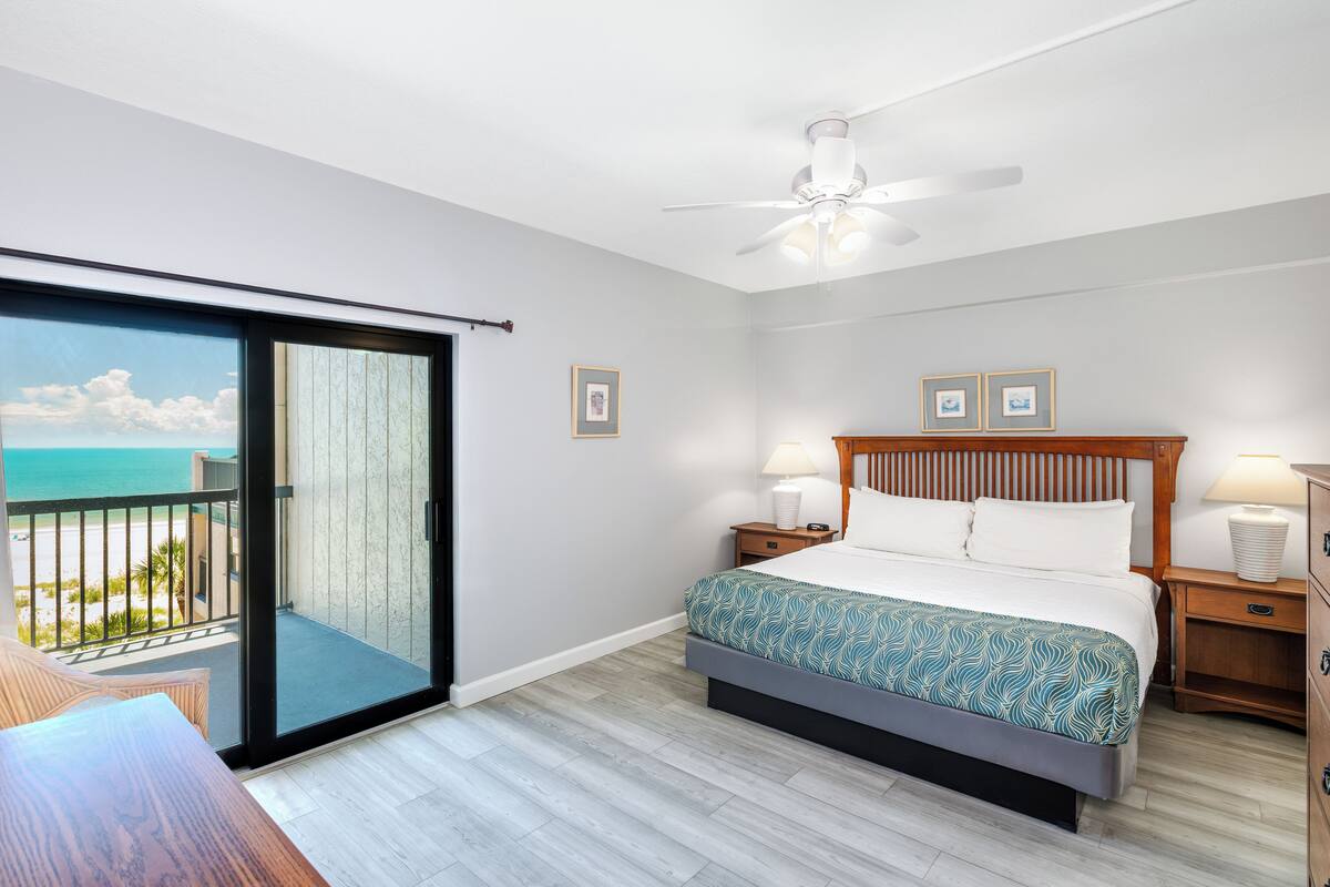 Gulf Front 3 bedroom (AS-E) | Khu vực làm việc phù hợp cho laptop, màn/rèm cản sáng