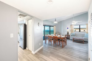 Penthouse 2 bedroom (AS-D) | Área de sala de estar | Televisión de pantalla plana de 50 pulgadas con canales por cable 