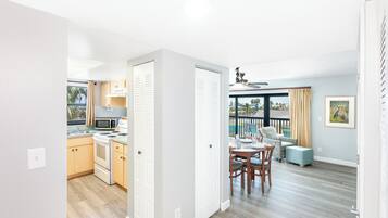 Gulf View 2 Bedroom (AS-A) | Bếp riêng | Tủ lạnh, lò vi sóng, lò nướng, bếp nấu