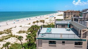 Un hotel frente a la playa con piscina, acceso directo a la playa y vistas al océano.