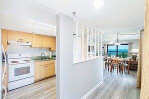 Gulf front 2 bedroom (AS-B) | Cocina privada | Refrigerador con congelador, microondas, horno y parrilla de estufa 