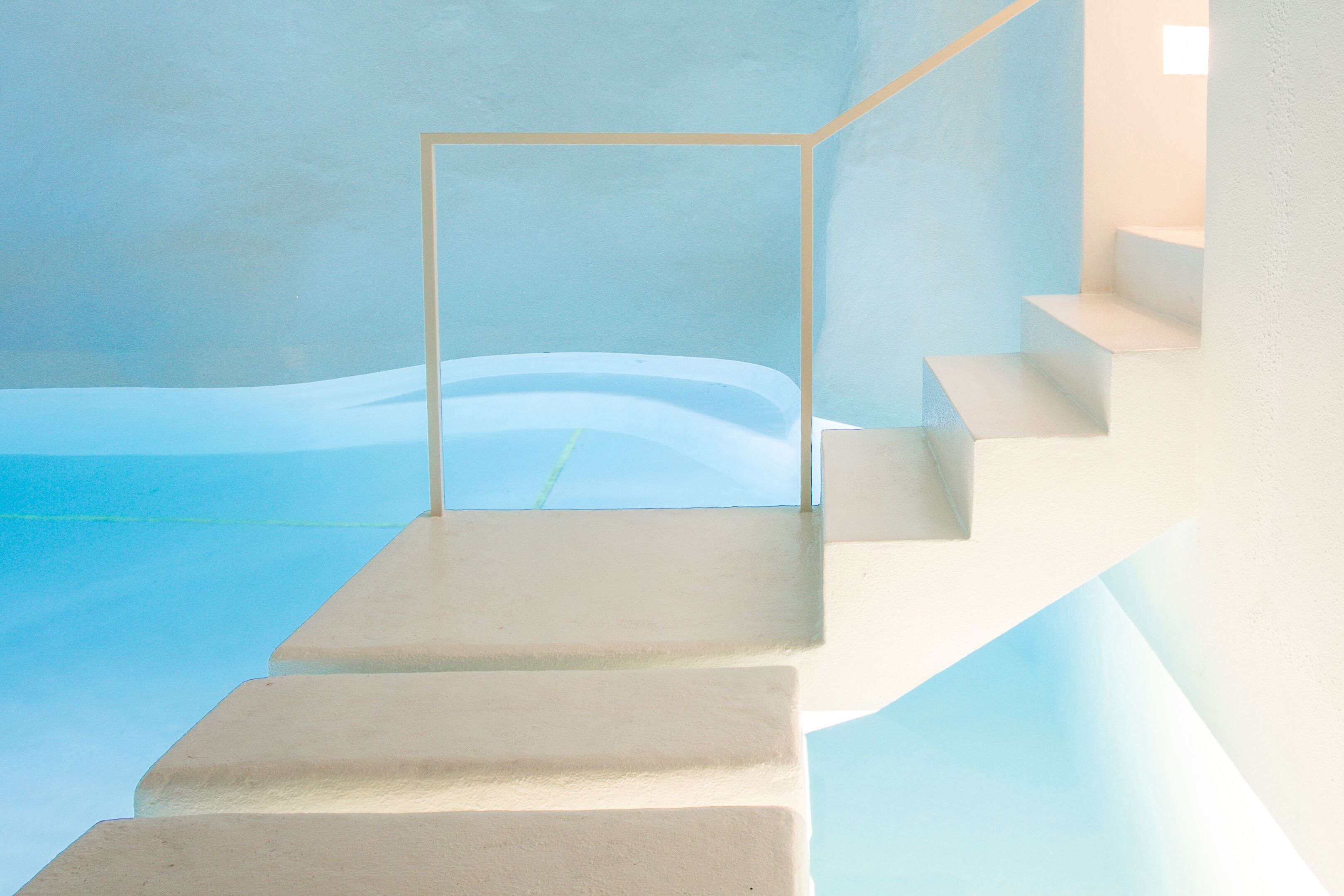 Eine Treppe, die zu einer höheren Ebene mit einer geometrischen Rahmenkonstruktion führt.