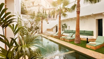2 piscines cobertes, 2 piscines a l'aire lliure, para-sols i gandules