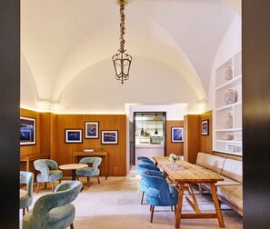 Se sirven desayunos y cocina mediterránea, con vista al jardín 