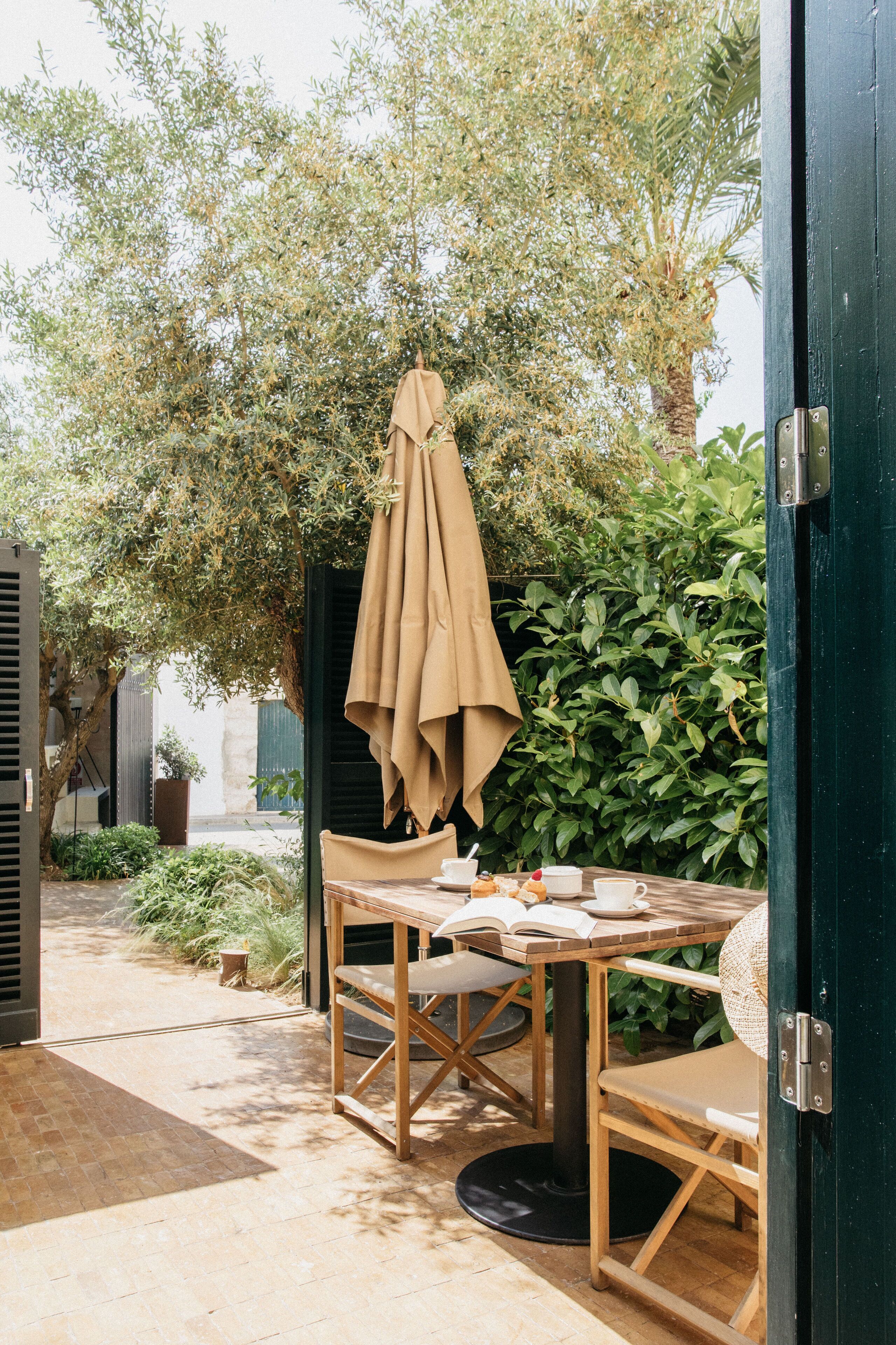 Chambre Double, patio | Coin séjour | Télévision à écran plat, station d'accueil iPod, livres