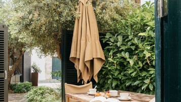 Chambre Double, patio | Coin séjour | Télévision à écran plat, station d'accueil iPod, livres