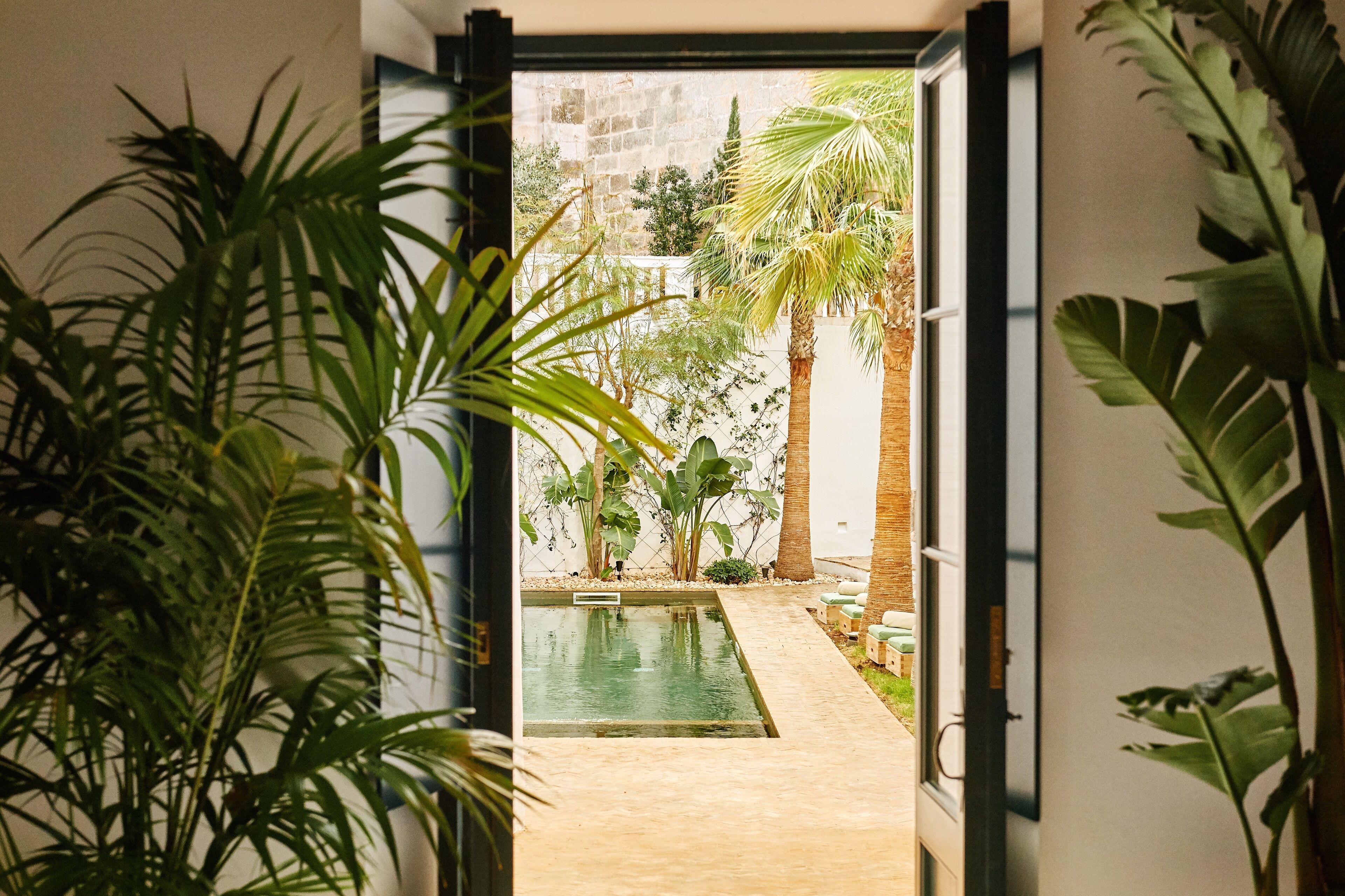 2 indoor pools, 2 outdoor pools, pool umbrellas, pool loungers