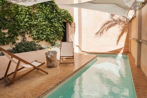 2 piscinas techadas, 2 piscinas al aire libre, sombrillas