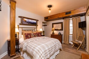 High Peaks - Queen  | Premium bedding, individually furnished, iron/ironing board, free WiFi - The Nest on Saratoga Lake (Saratoga Springs)