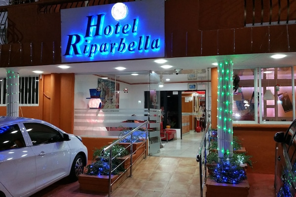 Majoituspaikan julkisivu illalla/yöllä