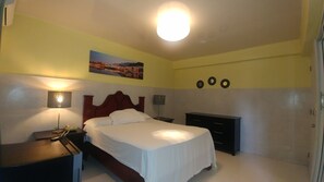 Chambre, 1 grand lit | Vue de la chambre