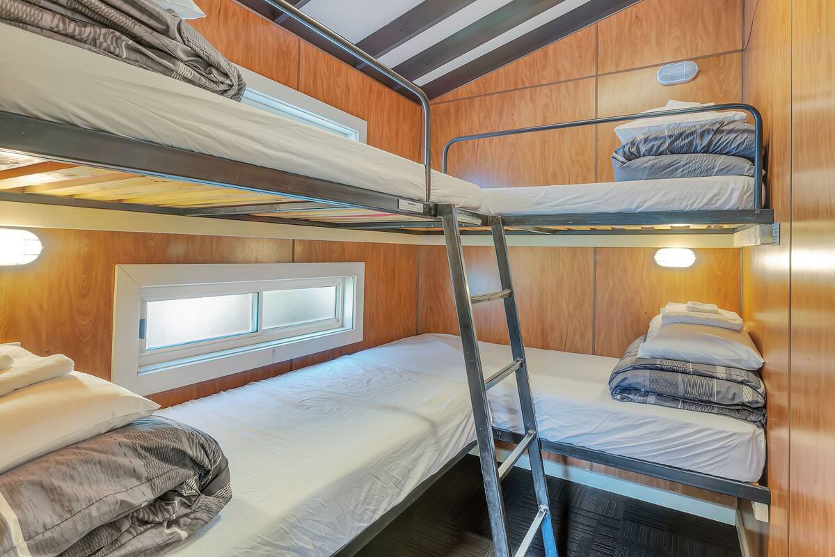 Two Bedroom Budget Cabin | 免費無線上網、獨特裝潢、布置獨特