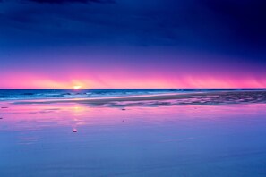 A beach with a sunset over the ocean. - Ingenia Holidays Torquay (Torquay)