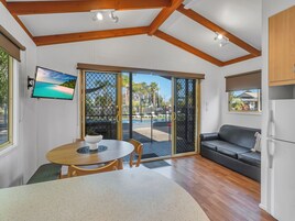 别墅, 泳池景观 | 起居区 | 电视、DVD 播放器