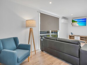 Villa Deluxe, 2 habitaciones | Área de sala de estar | Televisión y reproductor de DVD 