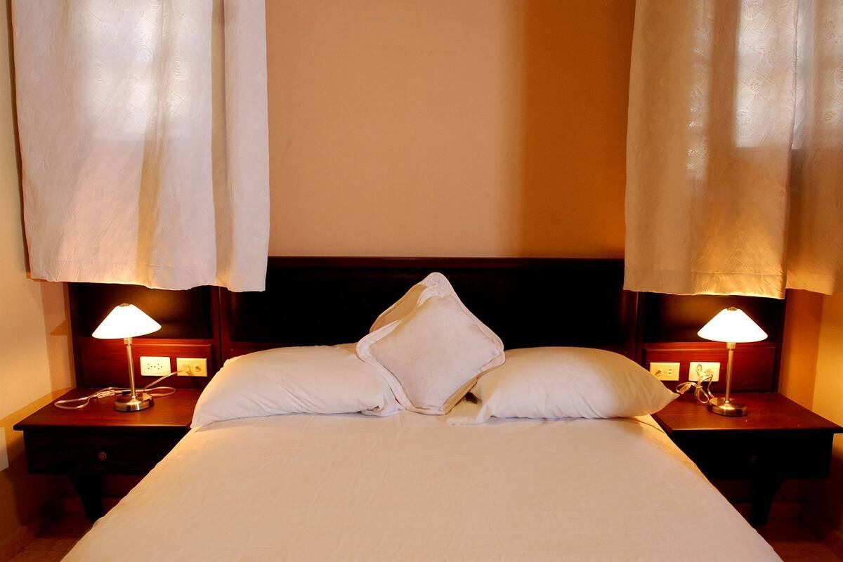 Double Room | In-room safe, WiFi (free), bed sheets