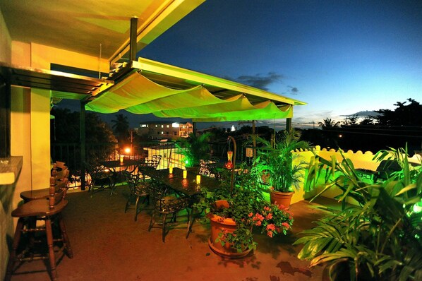 Outdoor dining - Casa del Sol (Santo Domingo)