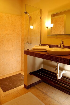 Shower, hair dryer, towels - Casa del Sol (Santo Domingo)