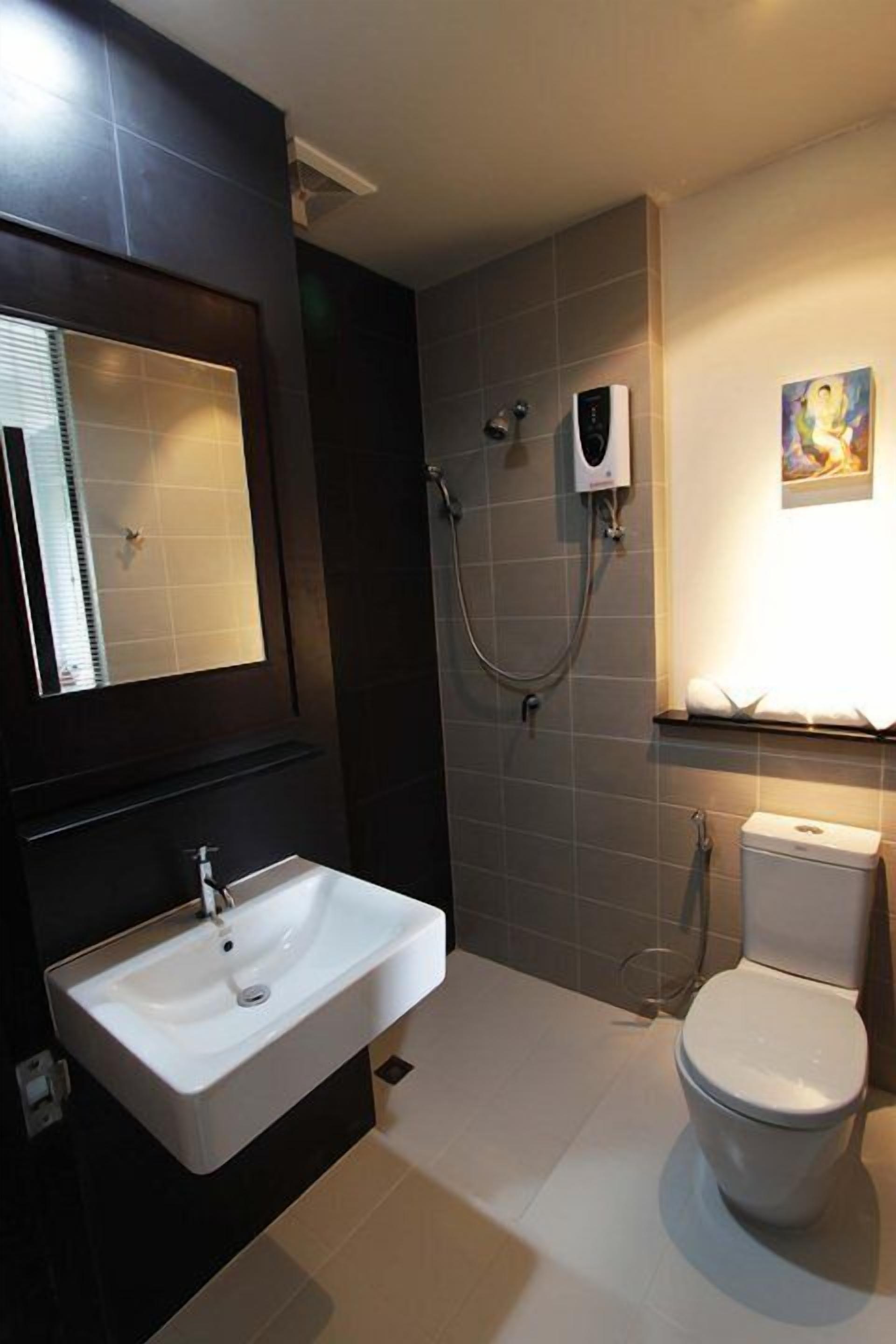 superior double room | bathroom | shower, free toiletries, hair dryer, towels