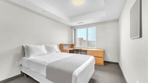 Escritorio y espacio para trabajar con laptop