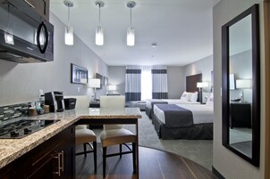 Habitación Deluxe, cocina básica (with 2 Queen Beds) | Ropa de cama de alta calidad y escritorio