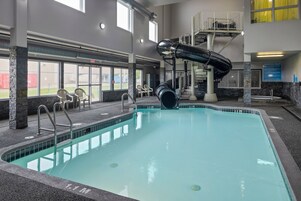 Una piscina cubierta (de 09:00 a 22:00), tumbonas