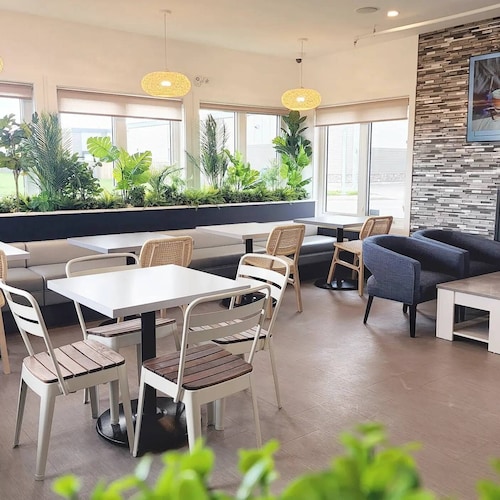 里贾纳机场如家套房酒店