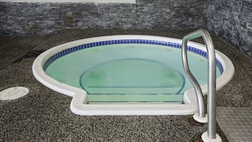 Indoor spa tub