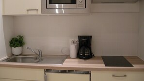 Apartment, Kitchenette | Private kitchenette