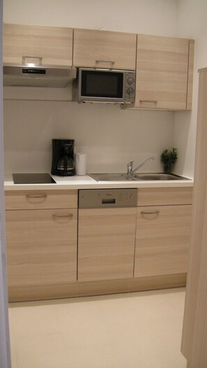 Apartment, Kitchen | Private kitchen | Full-sized fridge, microwave, dishwasher, coffee/tea maker - Cityrooms Vienna (Vienna)