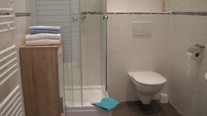 Comfort Apartment, Kitchen | Bathroom | Shower, hair dryer, towels - Cityrooms Vienna (Vienna)
