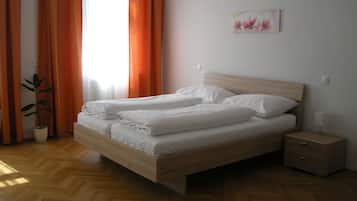 Pillowtop-Betten, Schreibtisch, Bügeleisen/Bügelbrett