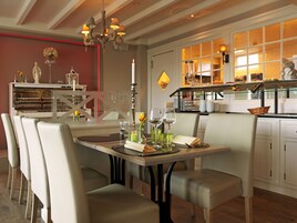 供应早餐、午餐和晚餐，室外就餐