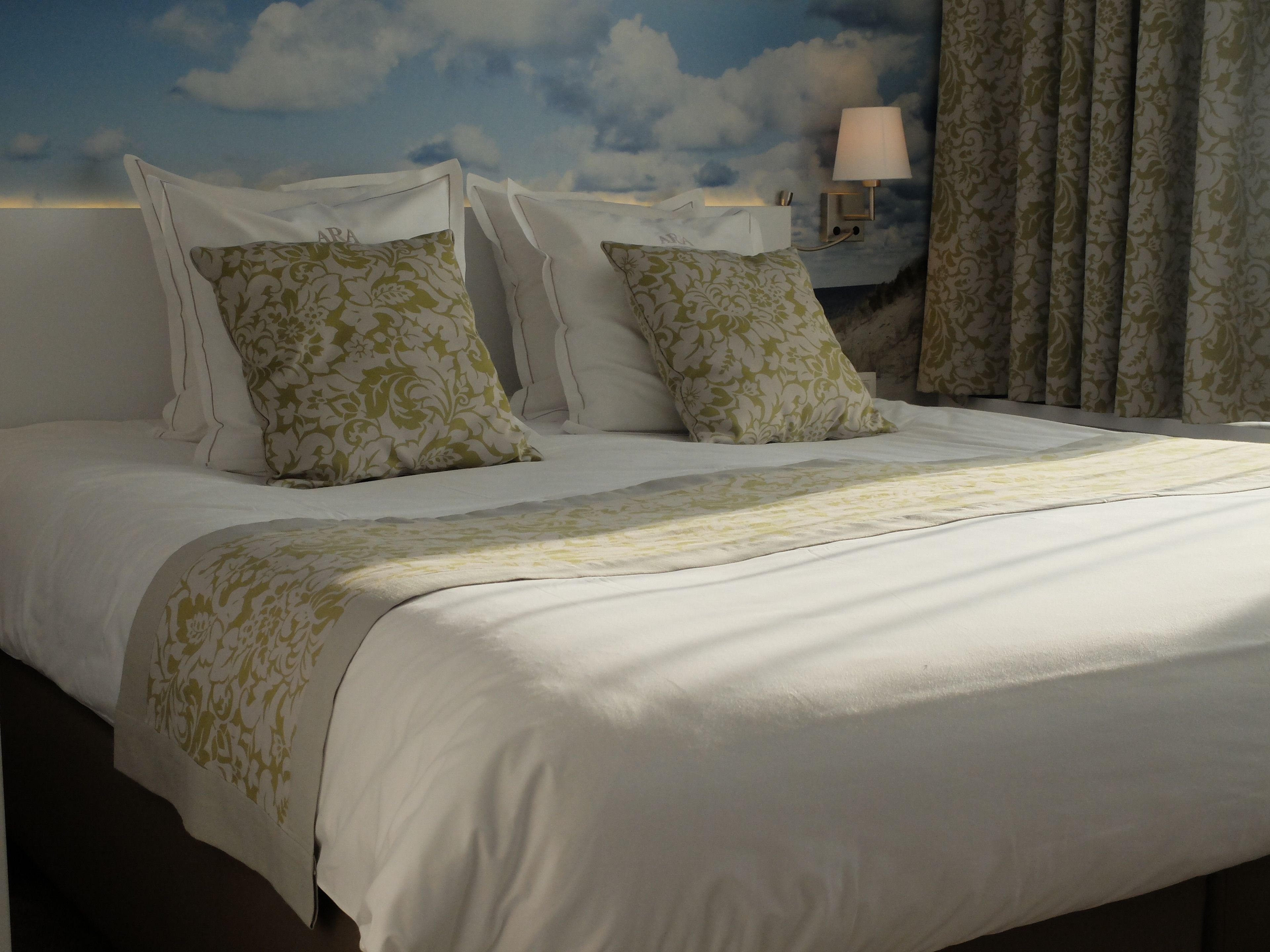 standard room | hypo-allergenic bedding, minibar, in-room safe, desk