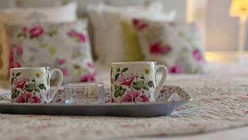 Deluxe Double Room | Bathroom | Free toiletries, hair dryer, towels